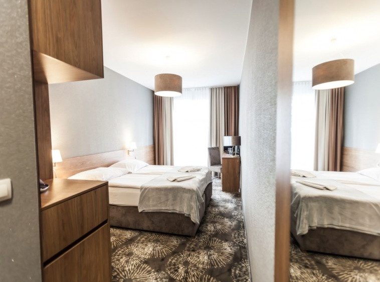 Ośrodek Wypoczynkowy Alcest pok&oacute;j rodzinny 4 osobowy