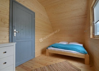 Pokój z 1 dużym łóżkiem na piętrze