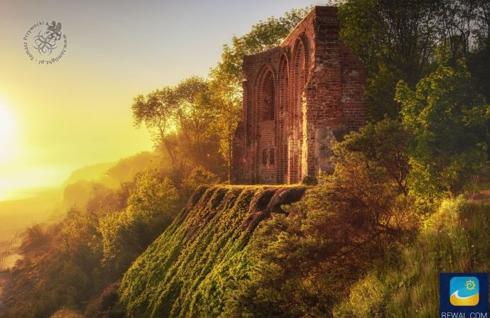 Ruiny kościoła w Trzęsaczu - 2 km od Rewala