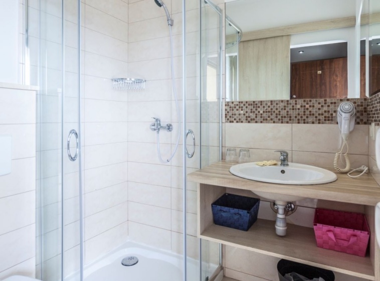 Ośrodek Wypoczynkowy Alcest łazienka w pokoju 2+1?v=1.0