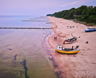 Piękna plaża z łodziami rybackimi przy brzegu w Rewalu.
