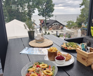 Smakowity obiad z widokiem na morze w Rewalu