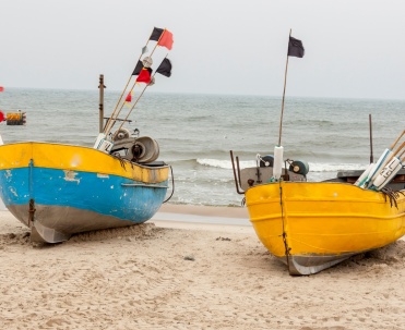 Widok na plażę i łódki w Rewalu