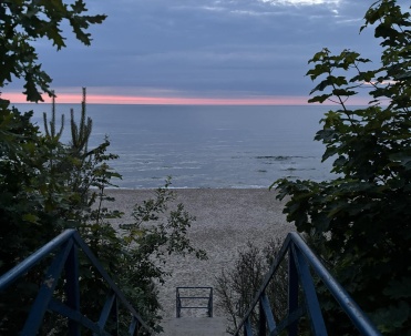 O zmroku w Rewalu - widok na plażę