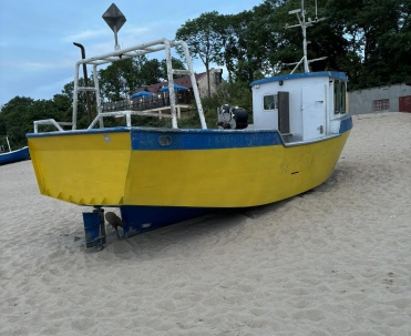 Łódka na plaży w Rewalu