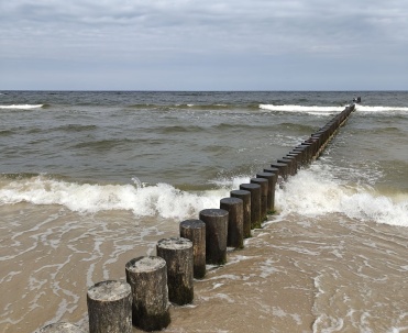 Drewniane pale w morzu na plaży Rewal