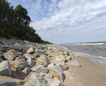 Plaża w Rewalu z kamienistym wybrzeżem.